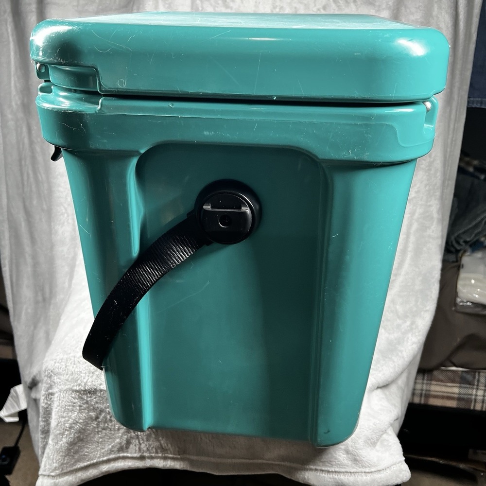 YETI Roadie 24 Cooler Aquifer Blue Discontinued Color - Picture 3 of 8